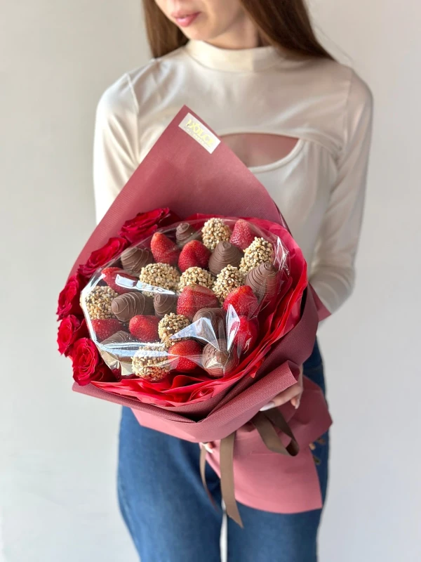 Клубничный букет с розами «I Love You» — «Клубничный букет с розами I Love You» — клубничный букет Dolce Sweets из 10 ягод клубники и 17 ягод…